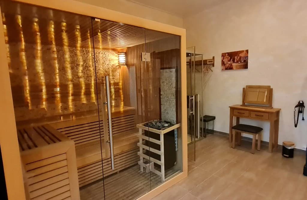 Liegen und Palme im Außenbereich